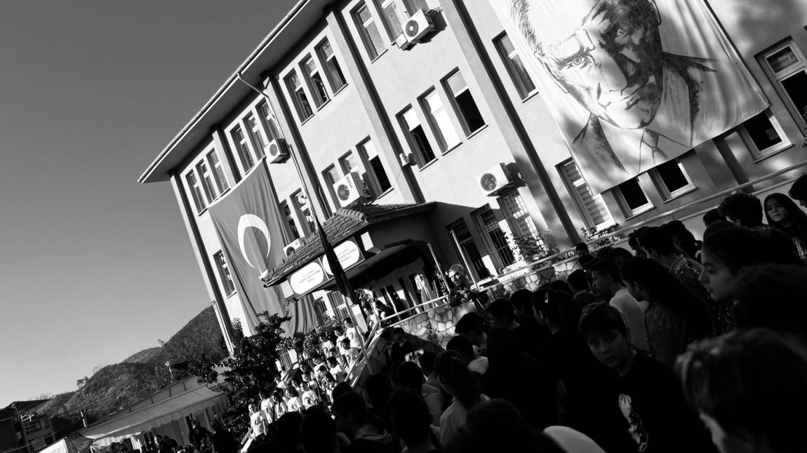 10 Kasım Atatürk'ü Anma Günü' nü okulumuzda saygı ve özlemle andık.